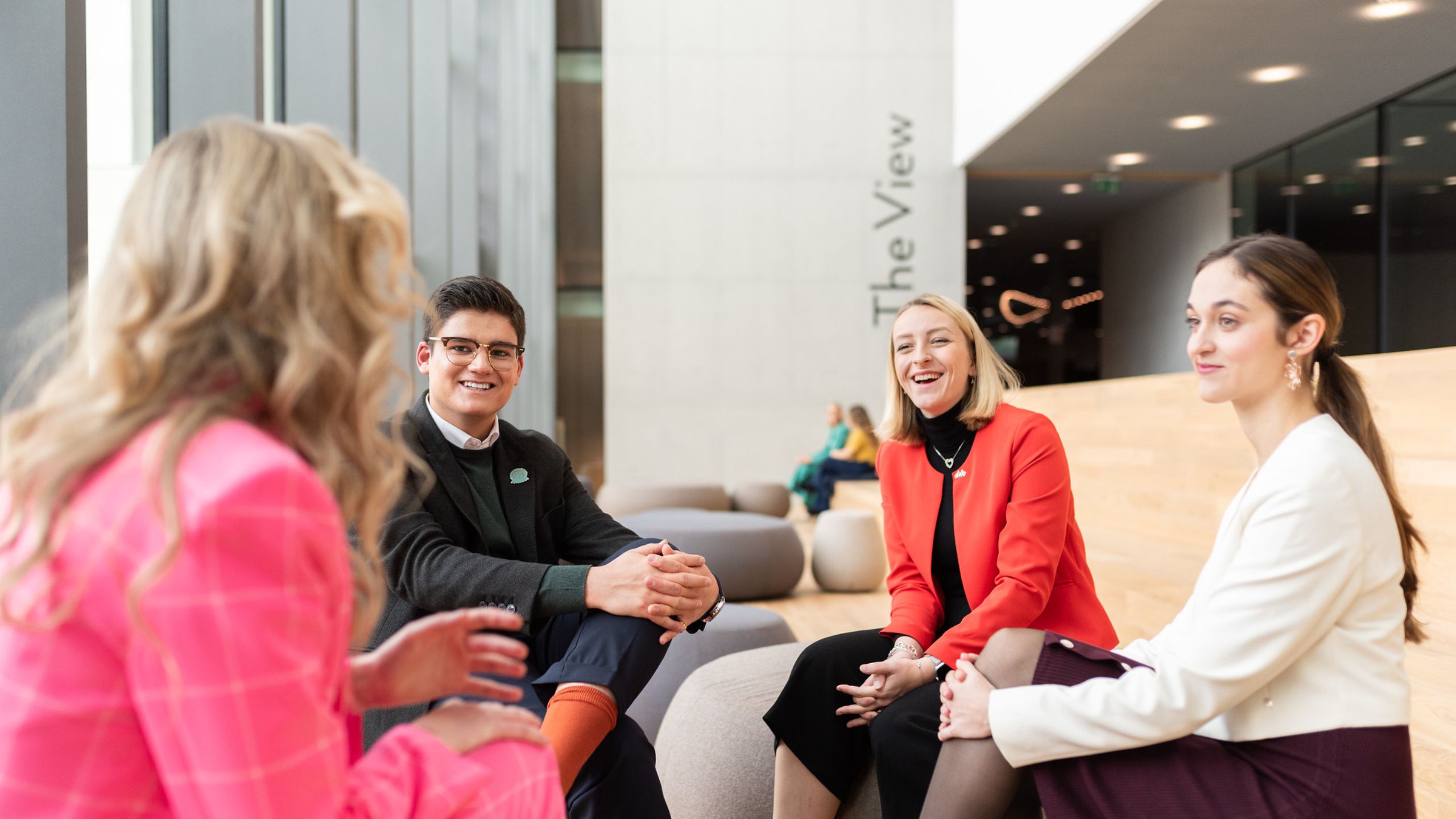 EHL-Campus-Group-conversation