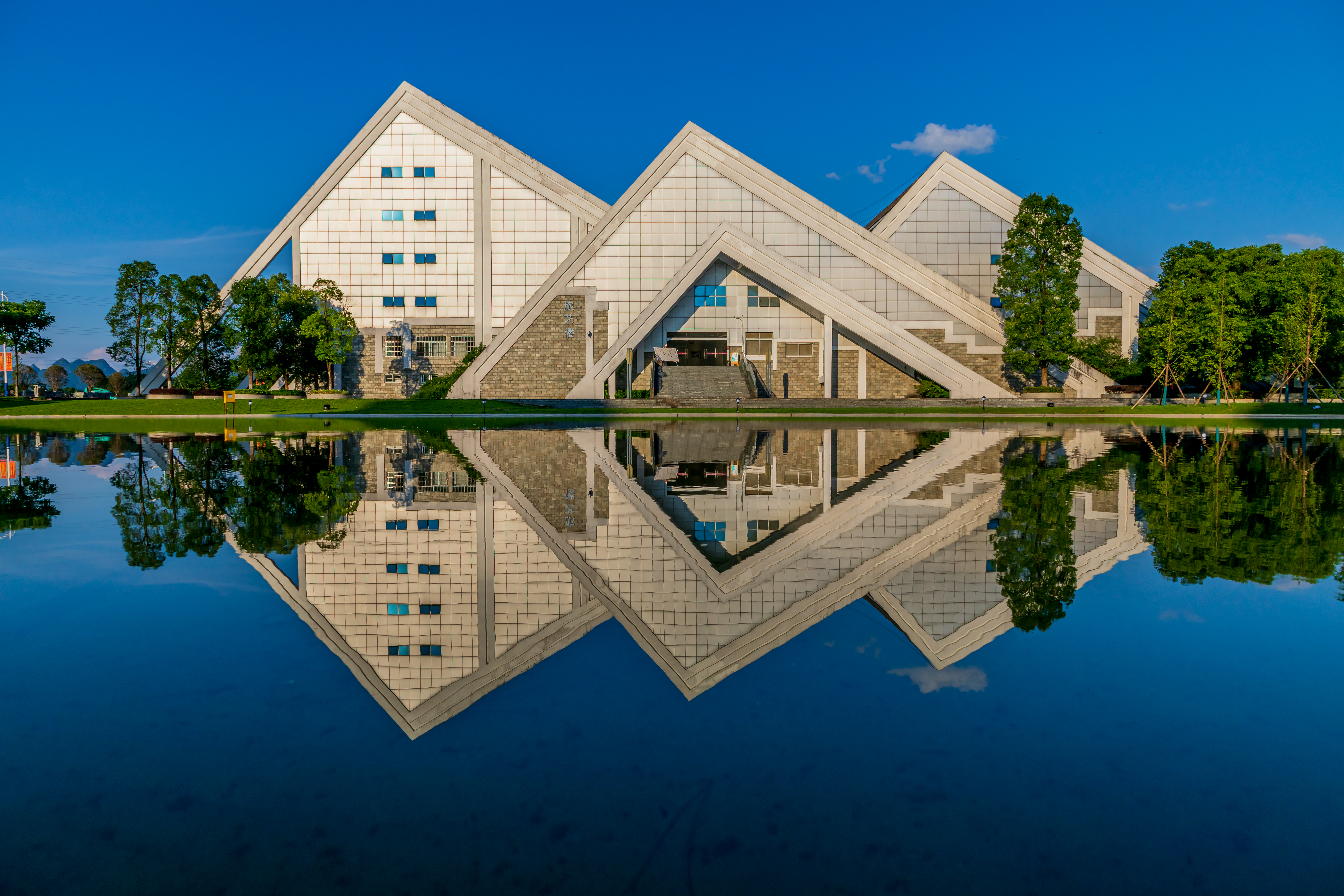 Guiling-Tourism-University-Lvyi-Building
